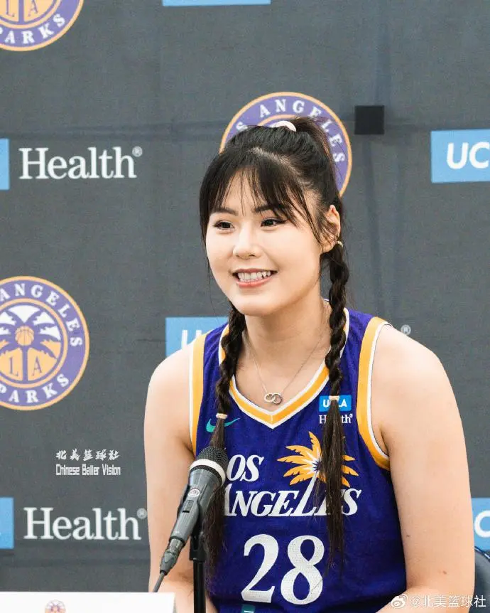 WNBA洛杉矶火花队今日举行媒体日中国球员李月汝亮相